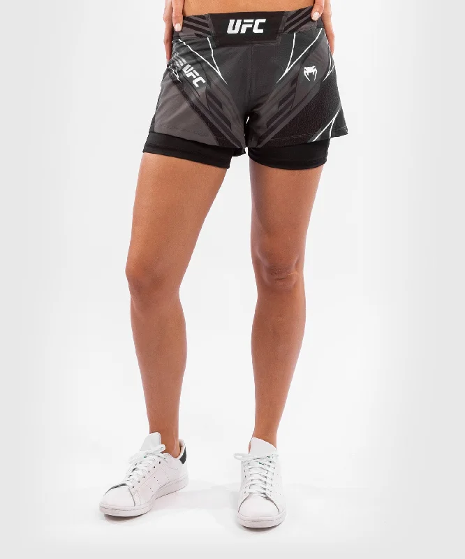 Men's pleated front twill shorts for a classic and sophisticated appearanceFightshort Femme UFC Venum Authentic Fight Night - Coupe Courte - Noir Men's pleated front twill shorts for a classic and sophisticated appearanceFightshort Femme UFC Venum Authentic Fight Night - Coupe Courte - Noir