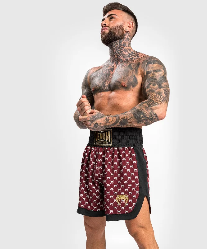 Men's pleated front twill shorts for a classic and sophisticated appearanceShort de Boxe Venum Monogram - Noir/Bordeaux Men's pleated front twill shorts for a classic and sophisticated appearanceShort de Boxe Venum Monogram - Noir/Bordeaux