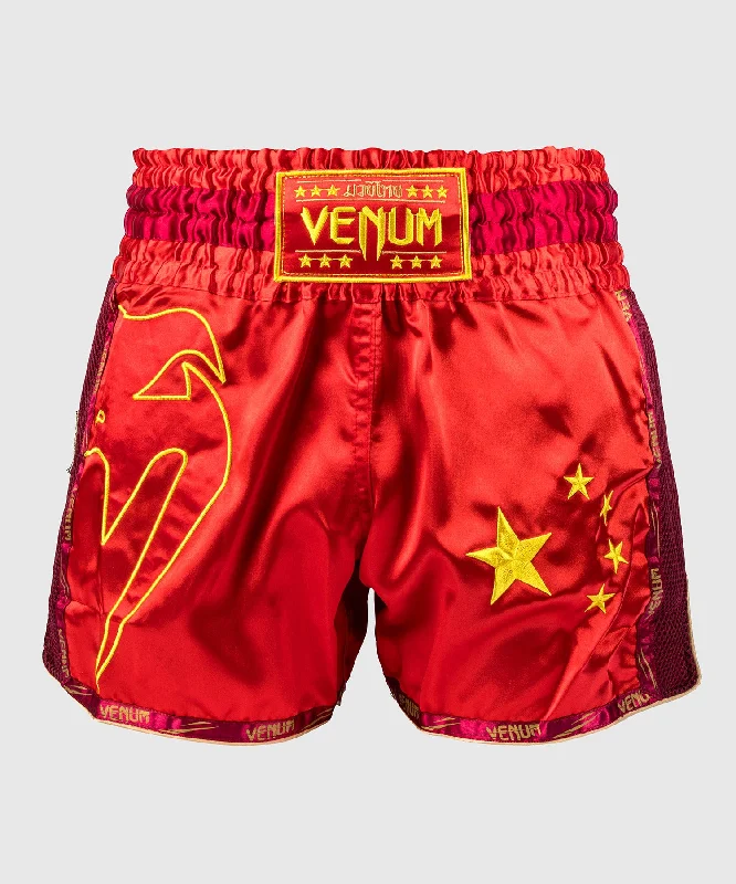 Men's pleated front twill shorts for a classic and sophisticated appearanceShort de Muay Thai Venum MT Flags - Chine Men's pleated front twill shorts for a classic and sophisticated appearanceShort de Muay Thai Venum MT Flags - Chine