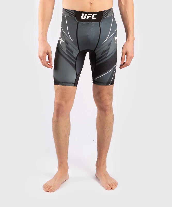 Men's side - stripe track shorts for a sporty running lookShort de Vale Tudo Homme UFC Venum Pro Line - Noir Men's side - stripe track shorts for a sporty running lookShort de Vale Tudo Homme UFC Venum Pro Line - Noir