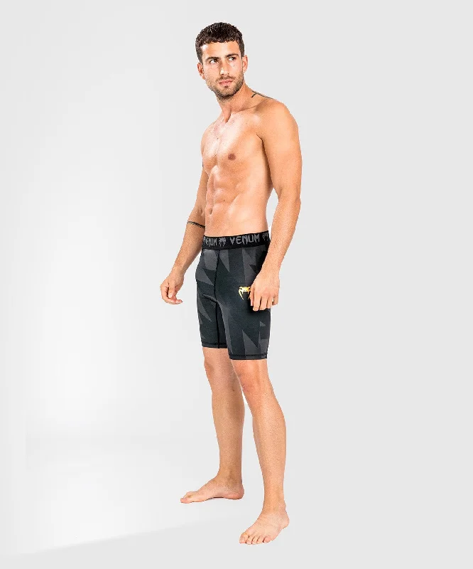 Men's elastic waistband lounge shorts for lazy weekends at homeShort de Vale Tudo Venum Razor - Noir/Or Men's elastic waistband lounge shorts for lazy weekends at homeShort de Vale Tudo Venum Razor - Noir/Or