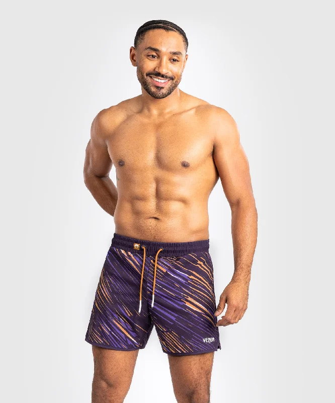 Men's ripped denim shorts for a trendy streetwear aestheticShorts de Bain pour Hommes Venum Rapid - Violet profond Men's ripped denim shorts for a trendy streetwear aestheticShorts de Bain pour Hommes Venum Rapid - Violet profond
