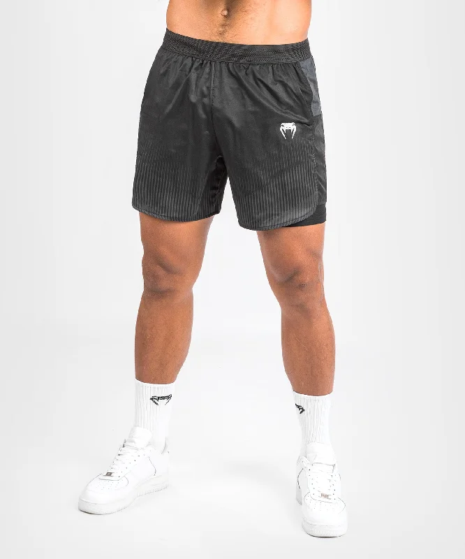 Men's side - stripe track shorts for a sporty running lookShort d'entraînement Venum Biomecha 2-en-1 - Noir/Gris Men's side - stripe track shorts for a sporty running lookShort d'entraînement Venum Biomecha 2-en-1 - Noir/Gris
