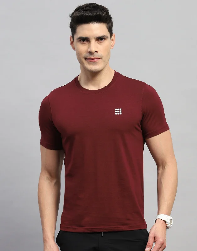 Men's long - sleeve henley t - shirts with button - down placketsMen's long - sleeve henley t - shirts with button - down placketsMen Maroon Solid Round Neck Half Sleeve T-Shirt