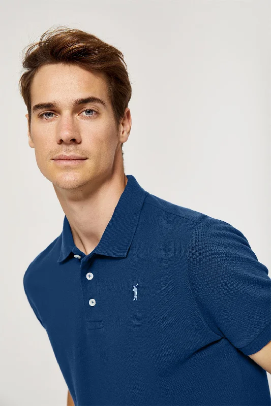 Men's breathable cotton blend polo shirts for summer outingsPolo azul indigo piqué con tapeta de tres botones y logo bordado Rigby Go