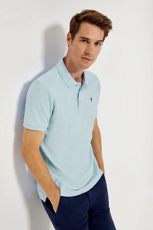 Men's color - block polo shirts with a bold fashion statementPolo celeste piqué con tapeta de tres botones y logo bordado Rigby Go