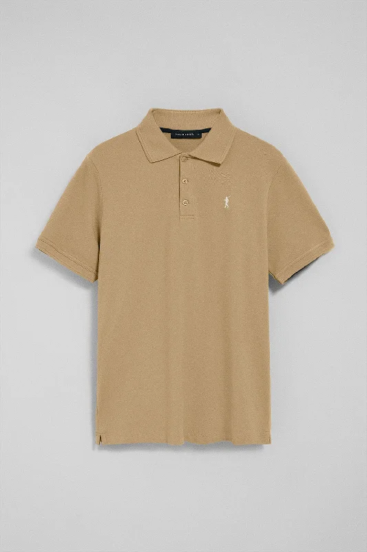 Men's plus size golf polo shirts in moisture wicking fabricPolo de tres botones color camel con logo bordado Rigby Go