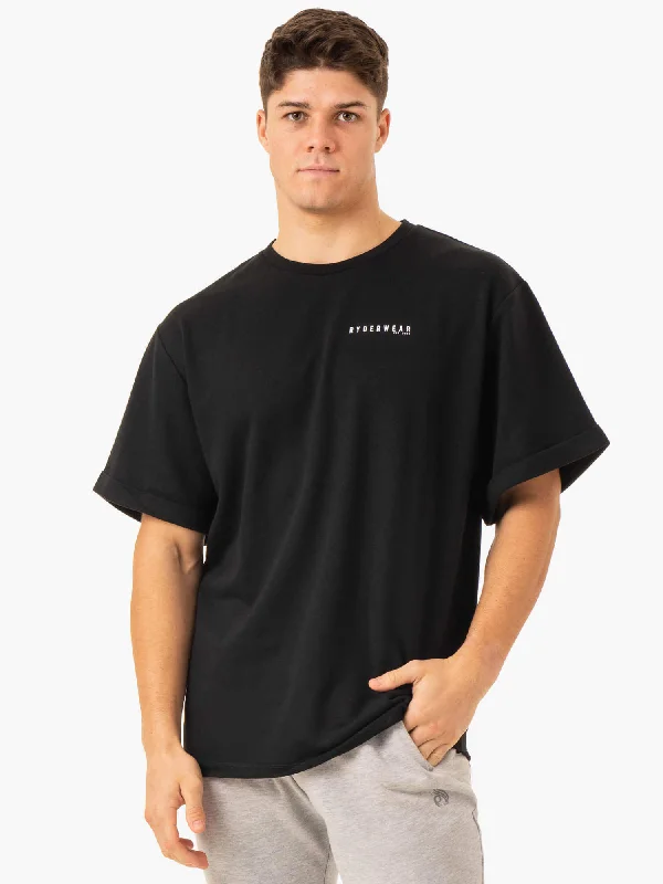 Men's antimicrobial t - shirts for odor - free freshness during travelPursuit Oversized Fleece T-Shirt - Black